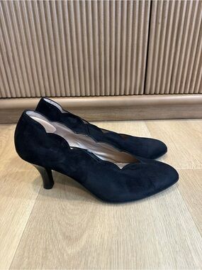 BeautiFeel Women's Cerise Pump Black Suede Scalloped size 39